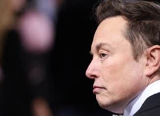 Mulher descreve reação incomum de Elon Musk durante visita a Auschwitz