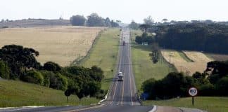 Mãe pula de carro em movimento com bebê no colo na Serra Catarinense