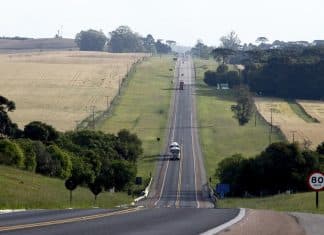Mãe pula de carro em movimento com bebê no colo na Serra Catarinense