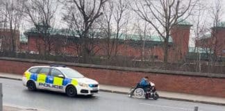VÍDEO: Acusada de furto foge da polícia em cadeira de rodas motorizada
