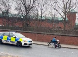 VÍDEO: Acusada de furto foge da polícia em cadeira de rodas motorizada