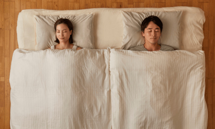 “Divórcio do sono” Saiba por que a tendência de dormir separado pode melhorar o relacionamento