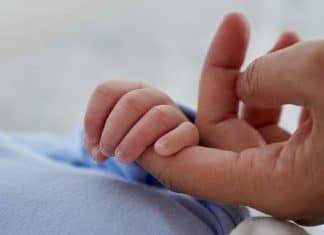 Bebê abandonado em sacola plástica é resgatado após cachorros latirem em SC