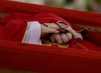 Médico detalha morte do papa Francisco e revela seu último arrependimento