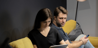 Conheça as profissões das pessoas que mais traem seus parceiros