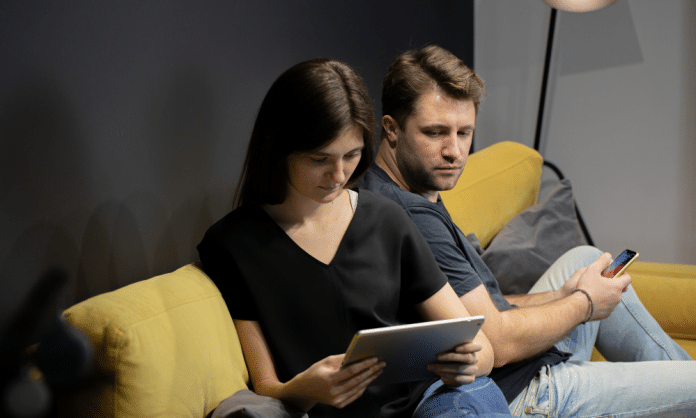 Conheça as profissões das pessoas que mais traem seus parceiros