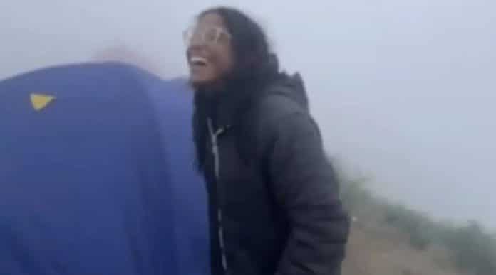 Novo (e assustador) vídeo mostra trilha de brasileira antes de ficar presa no abismo de vulcão Novo (e assustador) vídeo mostra trilha de brasileira antes de ficar presa no abismo de vulcão