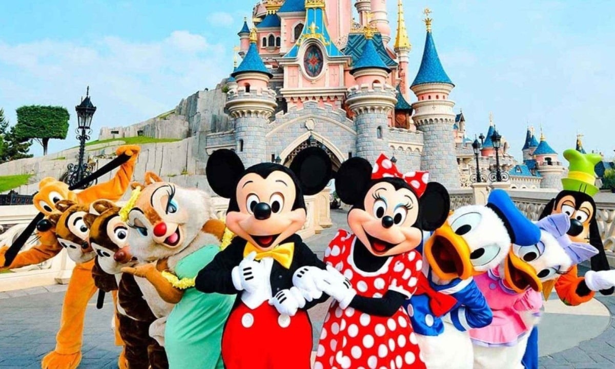 contioutra.com - Bilhete entregue a tempo impede suposto “casamento” entre homem e criança de 9 anos na Disney de Paris