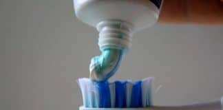 Famosa pasta de dente é retirada dos supermercados depois de reações alérgicas importantes Famosa pasta de dente é retirada dos supermercados depois de reações alérgicas importantes