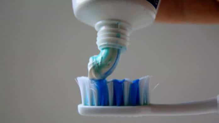 Famosa pasta de dente é retirada dos supermercados depois de reações alérgicas importantes Famosa pasta de dente é retirada dos supermercados depois de reações alérgicas importantes