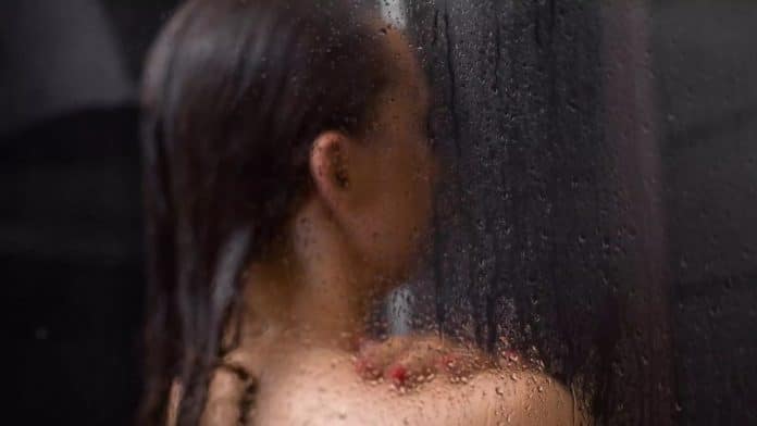 capa Especialista revela truque inusitado no banho que reduz a ansiedade em minutos