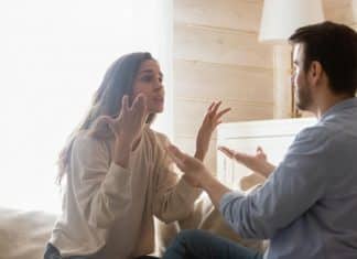 Você conhece alguém que vive interrompendo os outros? A ciência tem uma explicação