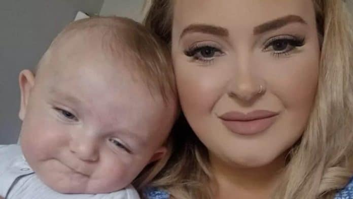 Mãe foi informada de que o filho tinha ‘síndrome do bebê feliz’ antes de descobrir uma doença assustadora