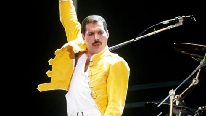 Filha não reconhecida de Freddie Mercury fala pela 1ª vez e expõe detalhes da relação com o pai