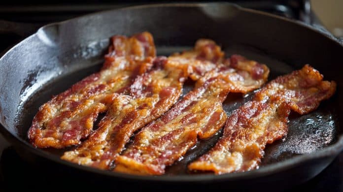 Homem sofre dores de cabeça e médicos descobrem dezenas de vermes de porco em seu cérebro