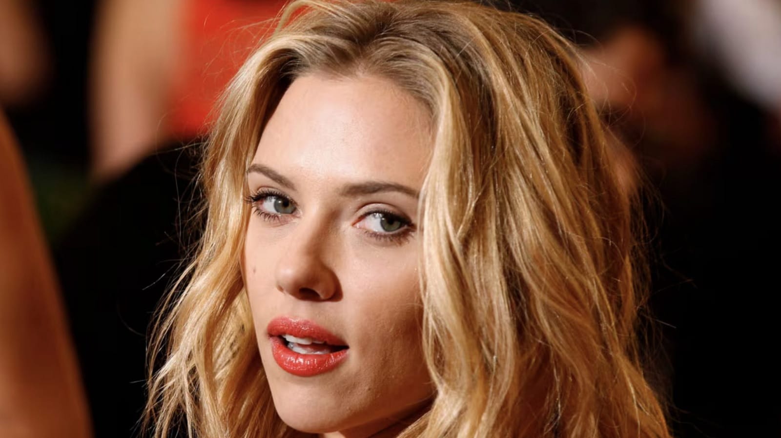 contioutra.com - Filme de Scarlett Johansson lançado em 2013 teria previsto com detalhes assustadores o ano de 2025