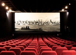 Após 25 anos, rede de cinemas icônica negocia venda e pode sair do Brasil – entenda o motivo!
