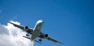 ‘Meu bebê ficou no aeroporto!’ — mãe desesperada faz avião voltar em pleno voo