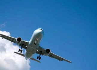 ‘Meu bebê ficou no aeroporto!’ — mãe desesperada faz avião voltar em pleno voo