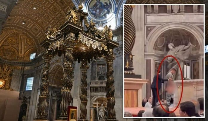 Homem urina no altar da Basílica de São Pedro no Vaticano e gera revolta Homem urina diante do altar do Papa e provoca escândalo na Basílica de São Pedro