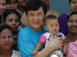 Jackie Chan toma decisão radical: vai doar toda a fortuna e deixa o filho sem nada! Jackie Chan toma decisão radical: vai doar toda a fortuna e deixa o filho sem nada!