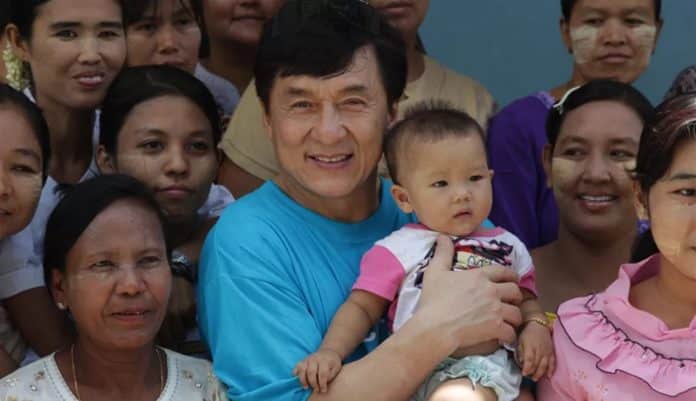 Jackie Chan toma decisão radical: vai doar toda a fortuna e deixa o filho sem nada!