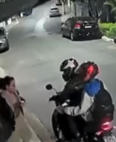 contioutra.com - Surreal: Ladrões desistem de assalto após vítima entregar objeto inusitado em SP [VIDEO]