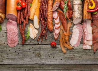 Salsicha, linguiça e presunto entram em lista ‘apocalíptica’ da OMS ao lado do cigarro; entenda o motivo