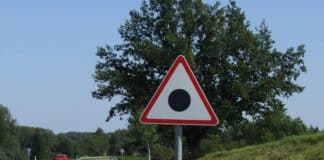 Você sabe o que essa placa de trânsito quer dizer? A maioria dos motoristas erra feio! Você sabe o que essa placa de trânsito quer dizer? A maioria dos motoristas erra feio!