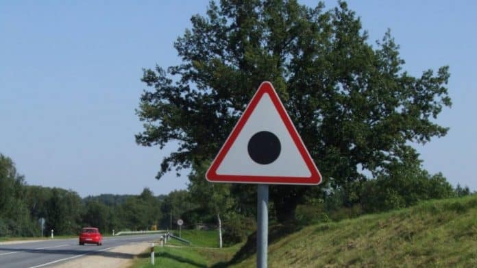 Você sabe o que essa placa de trânsito quer dizer? A maioria dos motoristas erra feio!