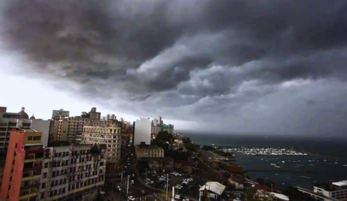 Alerta vermelho no Brasil: veja os 4 estados que podem ser atingidos por chuva extrema até quarta (26)