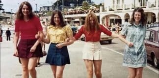 Amigas tiraram uma foto nas férias de 1972 e a recriaram 50 anos depois – veja antes e depois Amigas tiraram uma foto nas férias de 1972 e a recriaram 50 anos depois – veja antes e depois