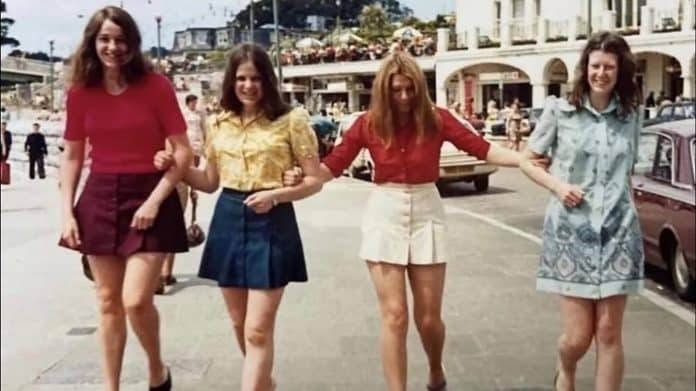 Amigas tiraram uma foto nas férias de 1972 e a recriaram 50 anos depois – veja antes e depois