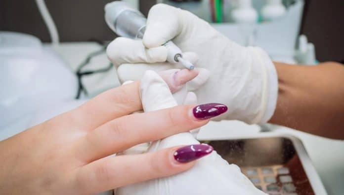 Anvisa proíbe esmaltes e unhas de gel após descobrir substâncias que causam câncer e infertilidade