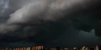 Aviso urgente: Brasil enfrenta até 300 mm de chuva antes do feriado — descubra se sua região está na lista!