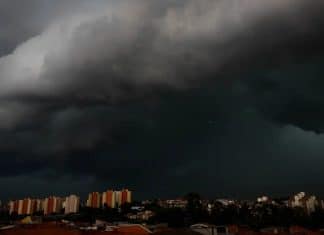 Aviso urgente: Brasil enfrenta até 300 mm de chuva antes do feriado — descubra se sua região está na lista!