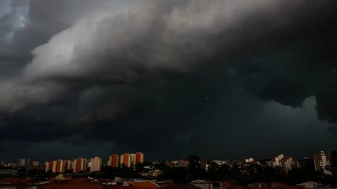 Aviso urgente Brasil enfrenta até 300 mm de chuva antes do feriado — descubra se sua região está na lista! Aviso urgente: Brasil enfrenta até 300 mm de chuva antes do feriado — descubra se sua região está na lista!