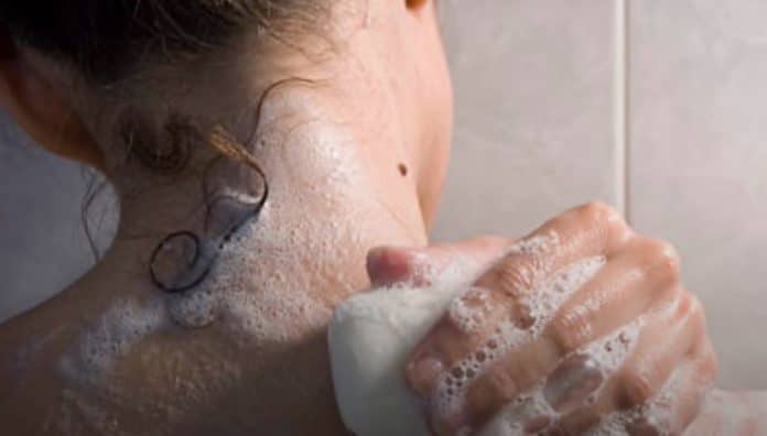 Funcionária garante que engravidou por causa do sabonete do patrão — e a versão surpreendeu até a esposa dele