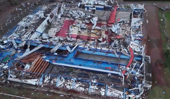 Moradores filmam tornado no Paraná segundos antes da destruição — imagens são de arrepiar Moradores filmam tornado no Paraná segundos antes da destruição — imagens são de arrepiar