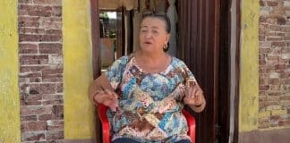 Mulher vende fofocas dos vizinhos e consegue comprar sua casa própria só com informações do bairro Mulher vende fofocas dos vizinhos e consegue comprar sua casa própria só com informações do bairro