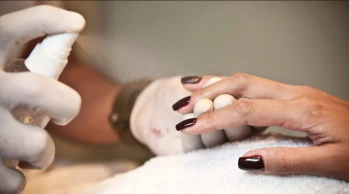 Seu esmalte em gel pode conter produtos proibidos pela Anvisa — aprenda a identificar agora!