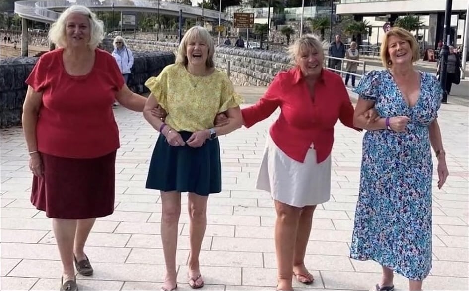 contioutra.com - Amigas tiraram uma foto nas férias de 1972 e a recriaram 50 anos depois - veja antes e depois