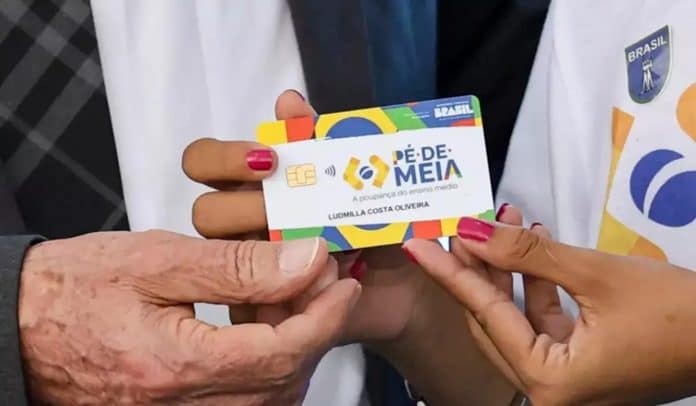 pé-de-meia Governo federal vai pagar R$ 200 extras em novembro para quem se enquadrar nestes critérios PÉ-DE-MEIA: Governo vai liberar R$ 200 extras ainda em novembro — veja quem recebe antes que acabe!
