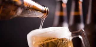 Beber na calçada pode sair por R$ 1.071,92: cidade brasileira aprova multa que está revoltando moradores Beber na calçada pode sair por R$ 1.071,92: cidade brasileira aprova multa que está revoltando moradores