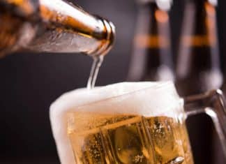 Beber na calçada pode sair por R$ 1.071,92: cidade brasileira aprova multa que está revoltando moradores