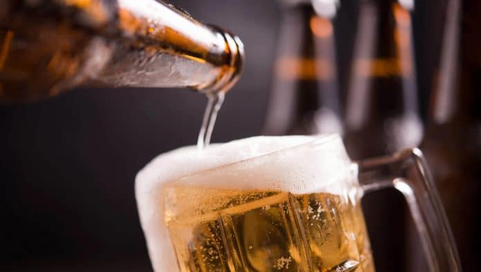 Beber na calçada pode sair por R$ 1.071,92: cidade brasileira aprova multa que está revoltando moradores