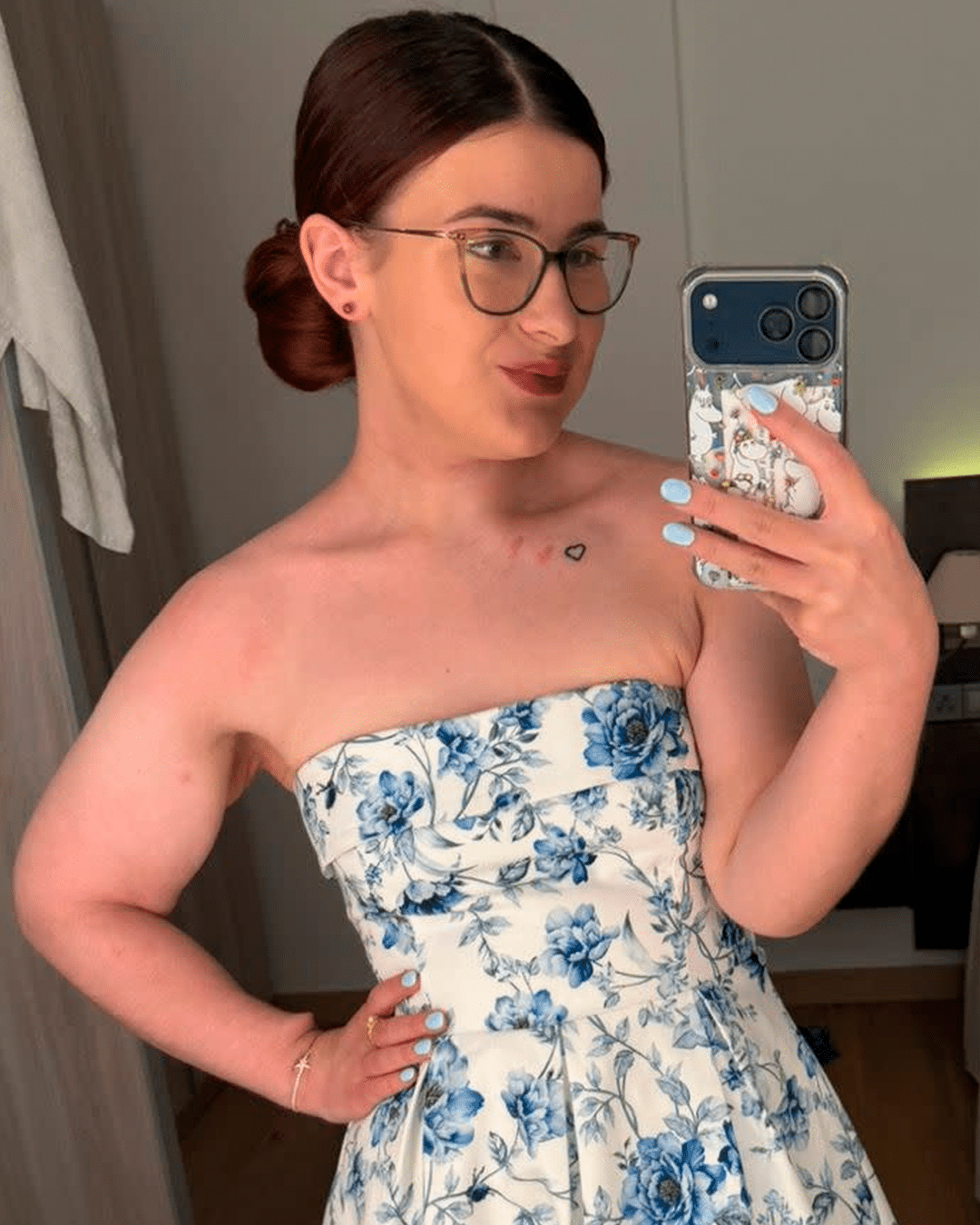 contioutra.com - Ela acordou de uma cirurgia contra o c&acirc;ncer e percebeu algo bizarro: a tatuagem do bra&ccedil;o estava na l&iacute;ngua