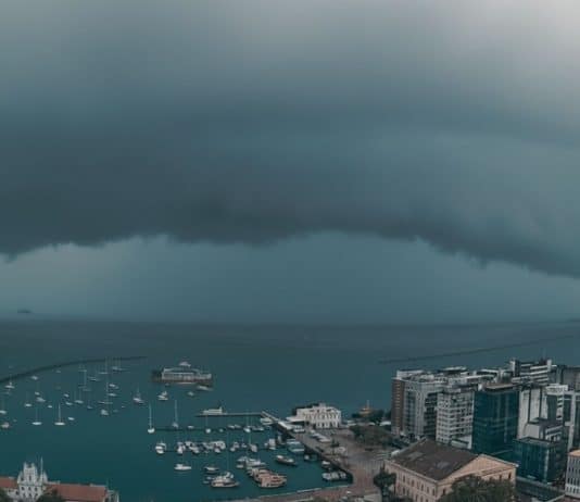 Brasil tem regiões com chance de microexplosões e tornados neste fim de semana; veja em quais estados clima brasil dezembro 2025