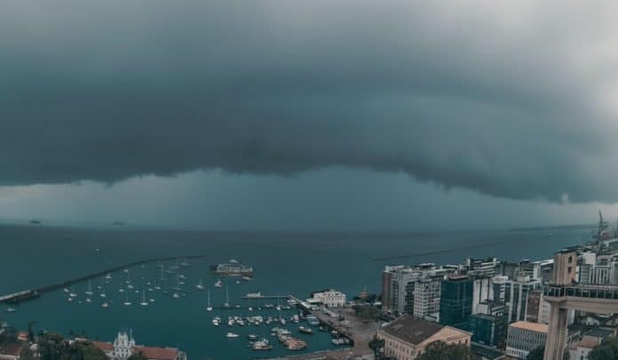 clima brasil dezembro 2025 Brasil tem regiões com chance de microexplosões e tornados neste fim de semana; veja em quais estados