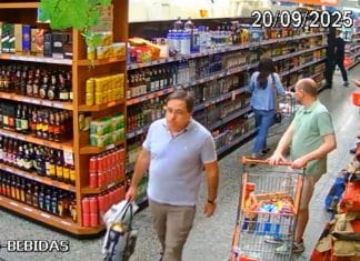 Vídeo flagra juiz da Operação Lava Jato levando champanhe sem pagar em mercado